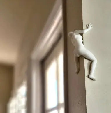 Unique Climber Sculpture Wall Decor – Modern Climbing Figure Wall Art Kreative